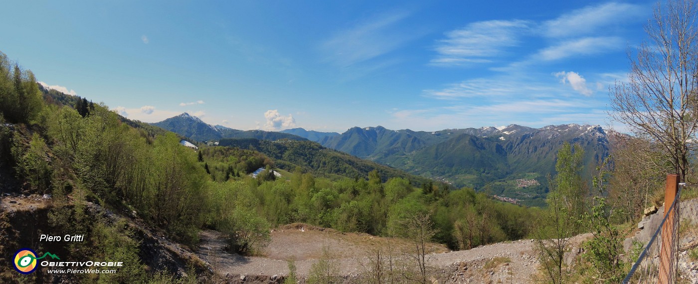 40 Dal 'Becco' vista a sud sulla Val Brembana con i monti Gioco, Zucco, Sornadello.jpg
